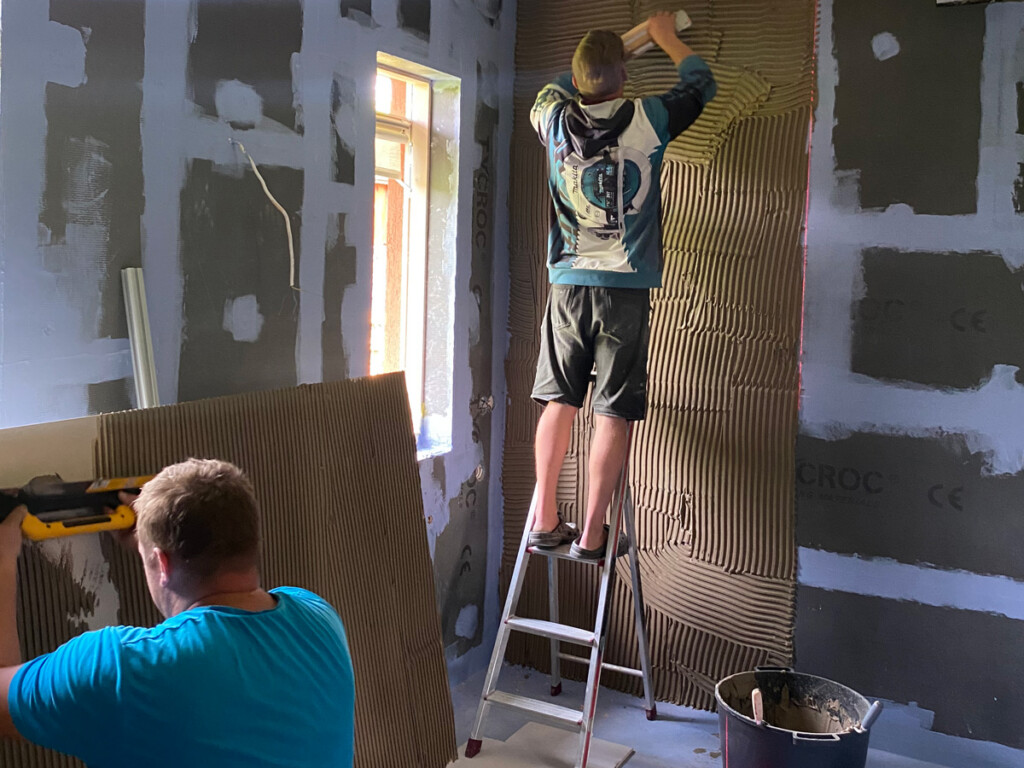 Plaadisegu kammimine horisontaalselt. SLAB-plaatide paigaldamine samm-sammult. Personaalkoolitus eramaja renoveerimisel
